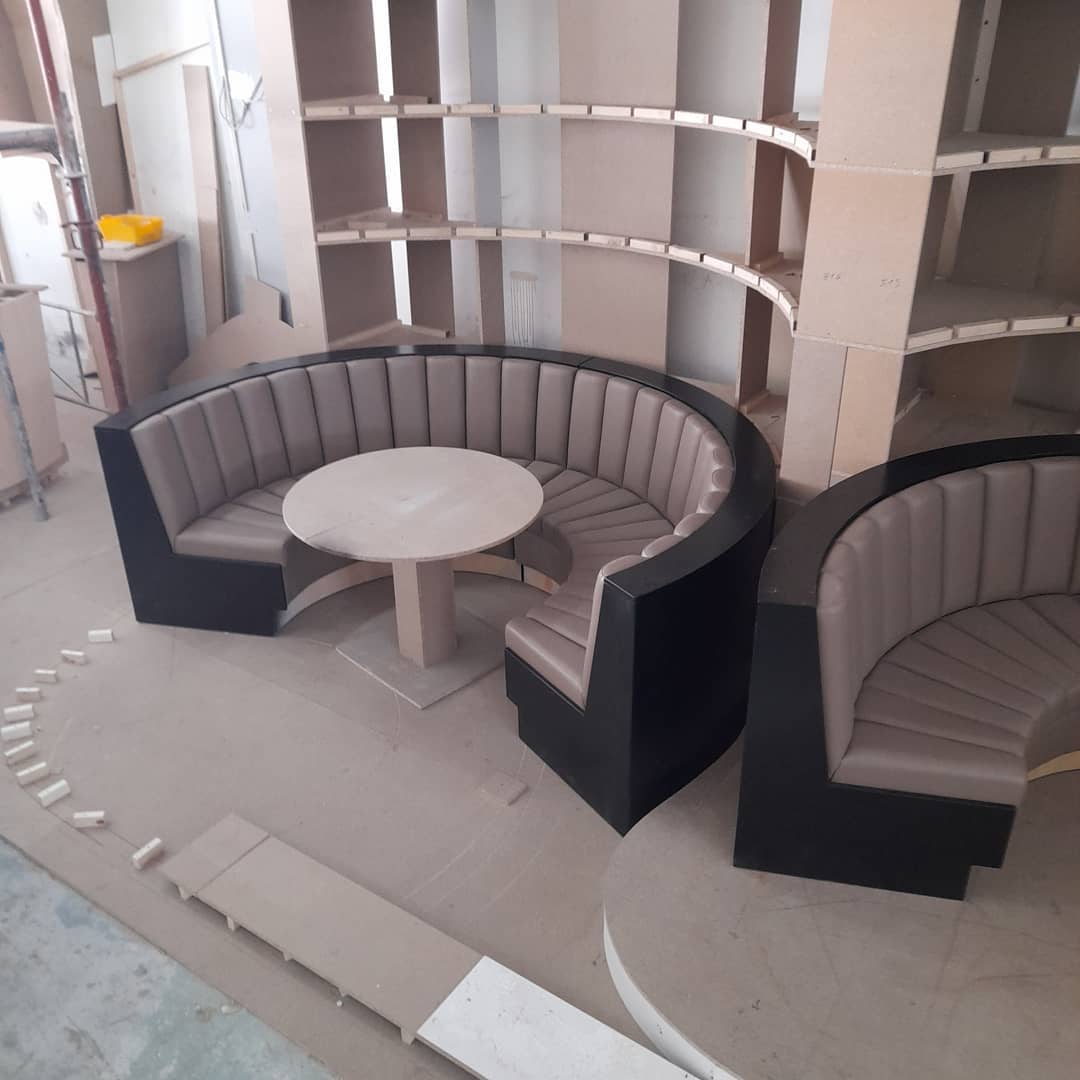 Zakrivljeni drveni separei u restoranu — Top Mont