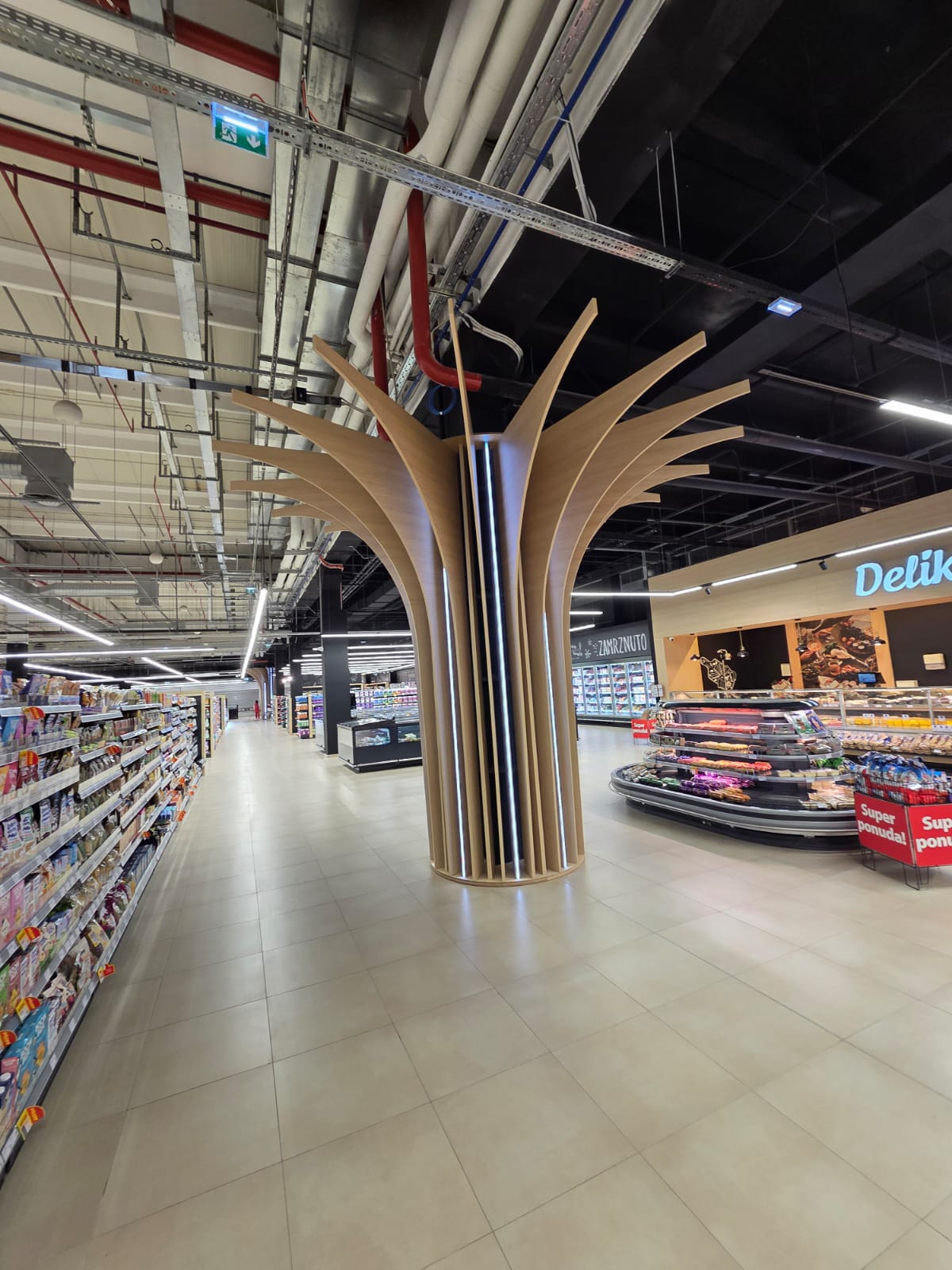 Drveni dekorativni stupovi u supermarketu — Top Mont